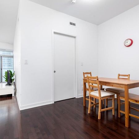 Across From The Cn Tower, Metro Toronto Convention Centre And Rogers Centre In Downtown Toronto Core Apartman Kültér fotó