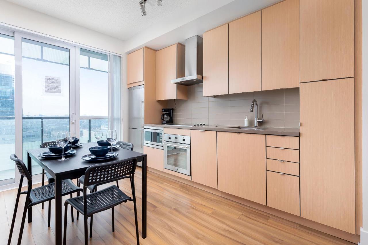 Across From The Cn Tower, Metro Toronto Convention Centre And Rogers Centre In Downtown Toronto Core Apartman Kültér fotó