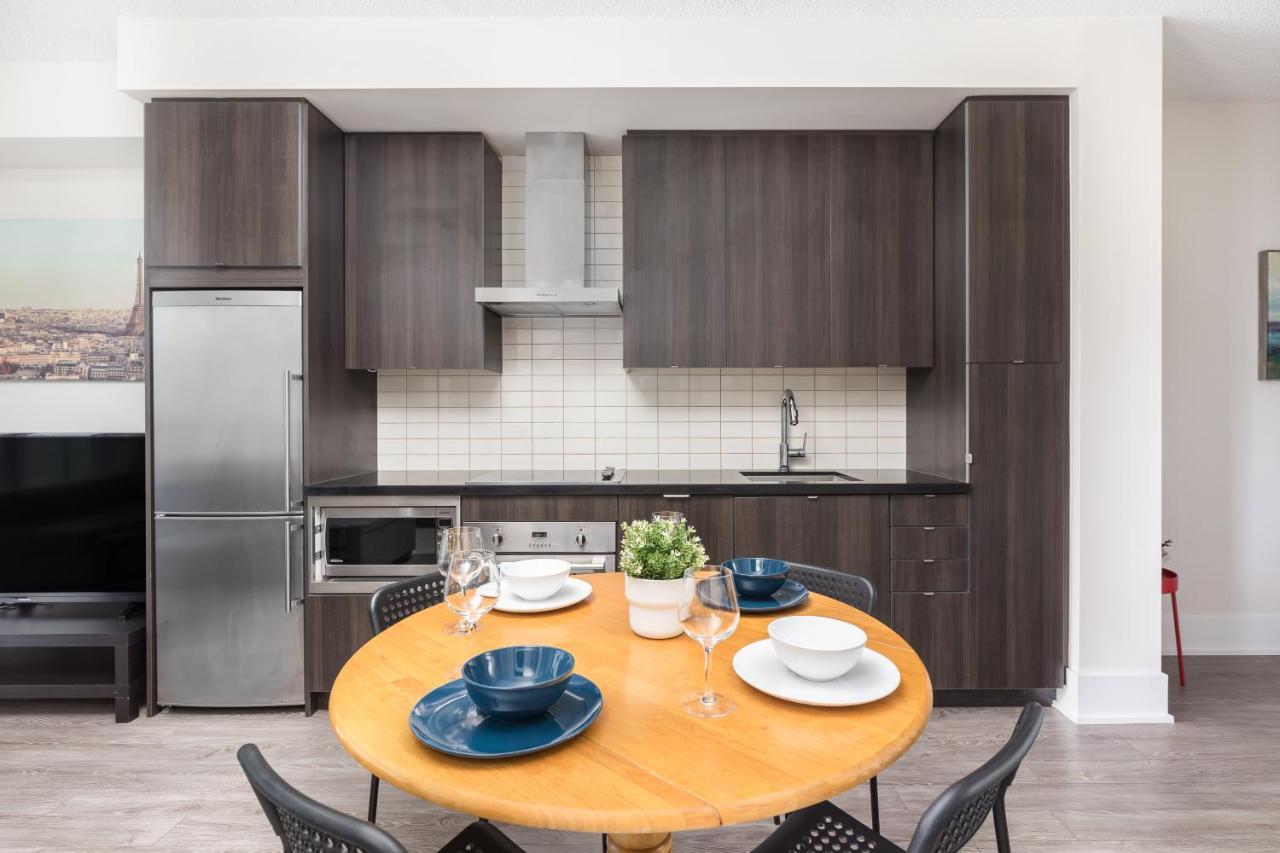 Across From The Cn Tower, Metro Toronto Convention Centre And Rogers Centre In Downtown Toronto Core Apartman Kültér fotó