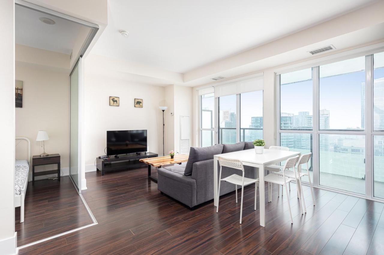 Across From The Cn Tower, Metro Toronto Convention Centre And Rogers Centre In Downtown Toronto Core Apartman Kültér fotó