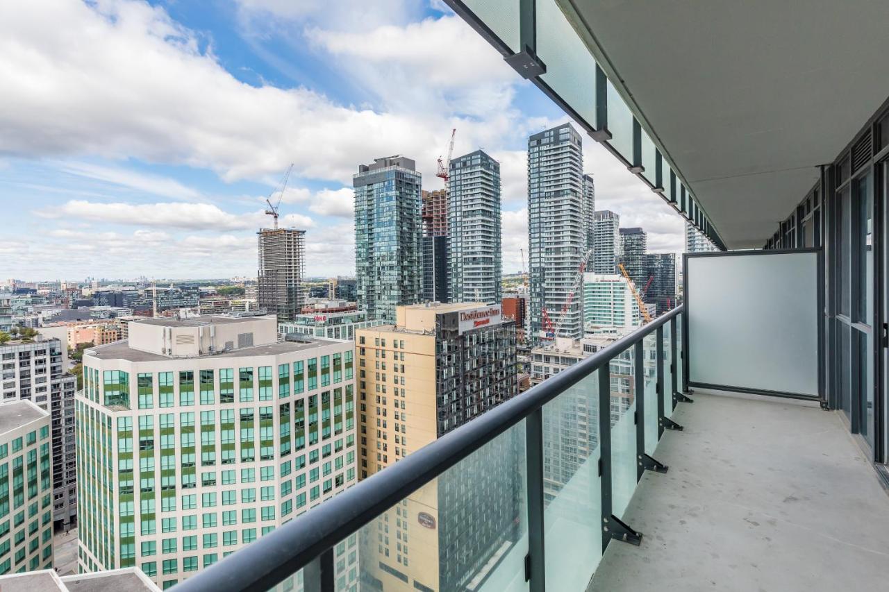 Across From The Cn Tower, Metro Toronto Convention Centre And Rogers Centre In Downtown Toronto Core Apartman Kültér fotó