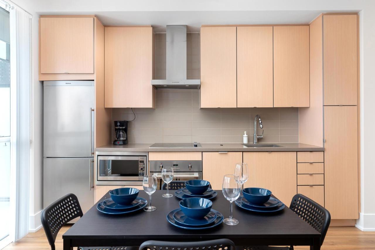 Across From The Cn Tower, Metro Toronto Convention Centre And Rogers Centre In Downtown Toronto Core Apartman Kültér fotó
