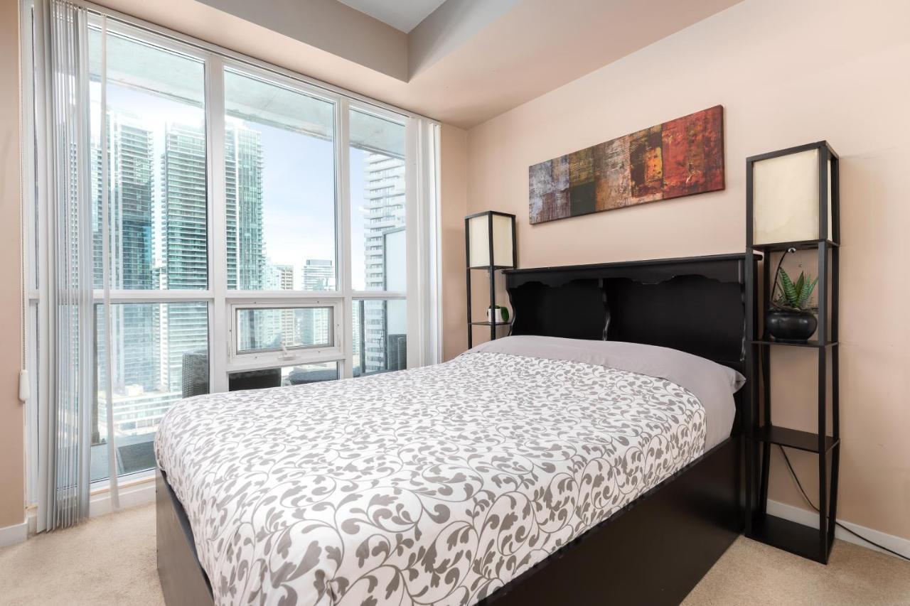 Across From The Cn Tower, Metro Toronto Convention Centre And Rogers Centre In Downtown Toronto Core Apartman Kültér fotó