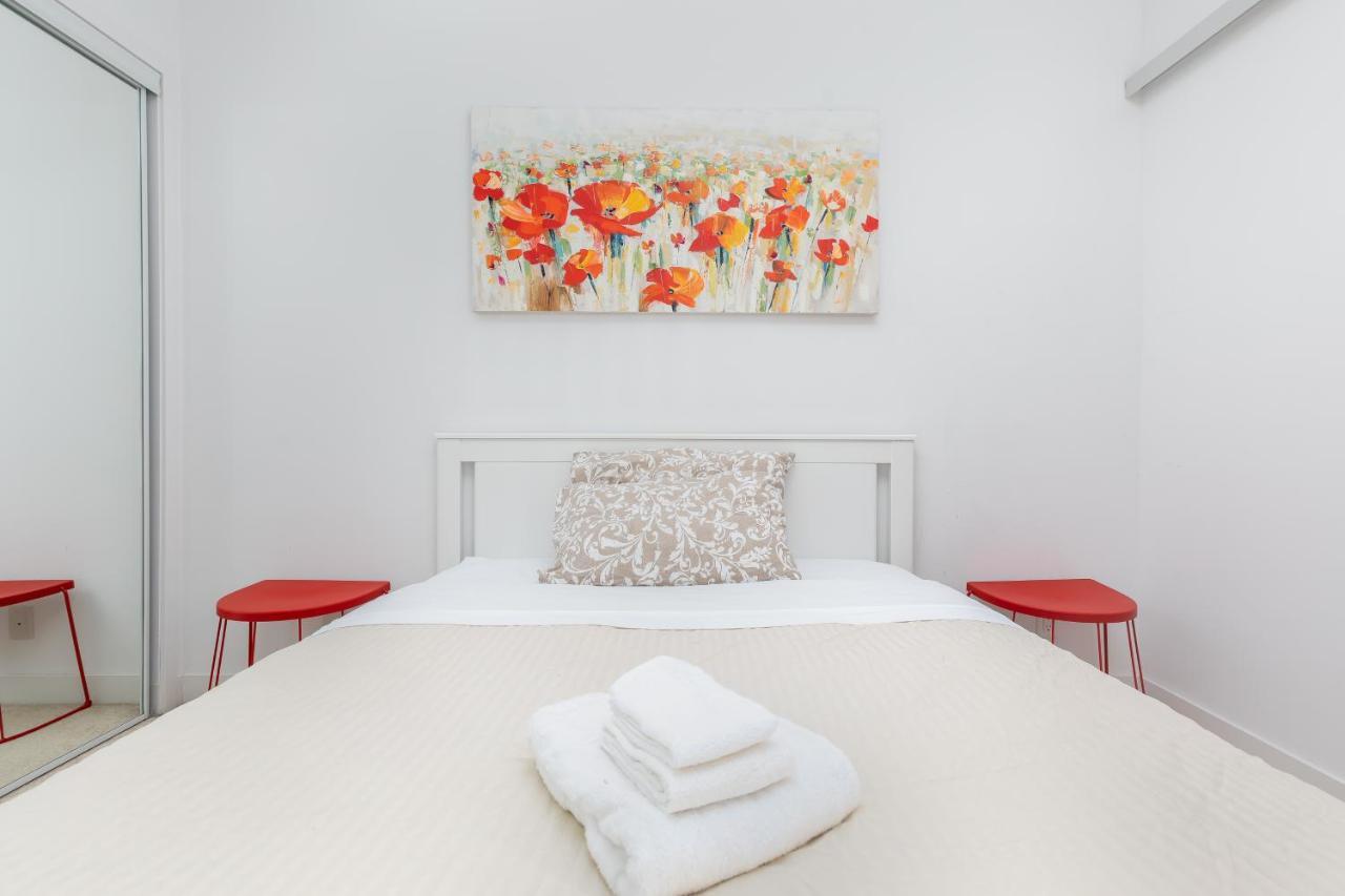 Across From The Cn Tower, Metro Toronto Convention Centre And Rogers Centre In Downtown Toronto Core Apartman Kültér fotó