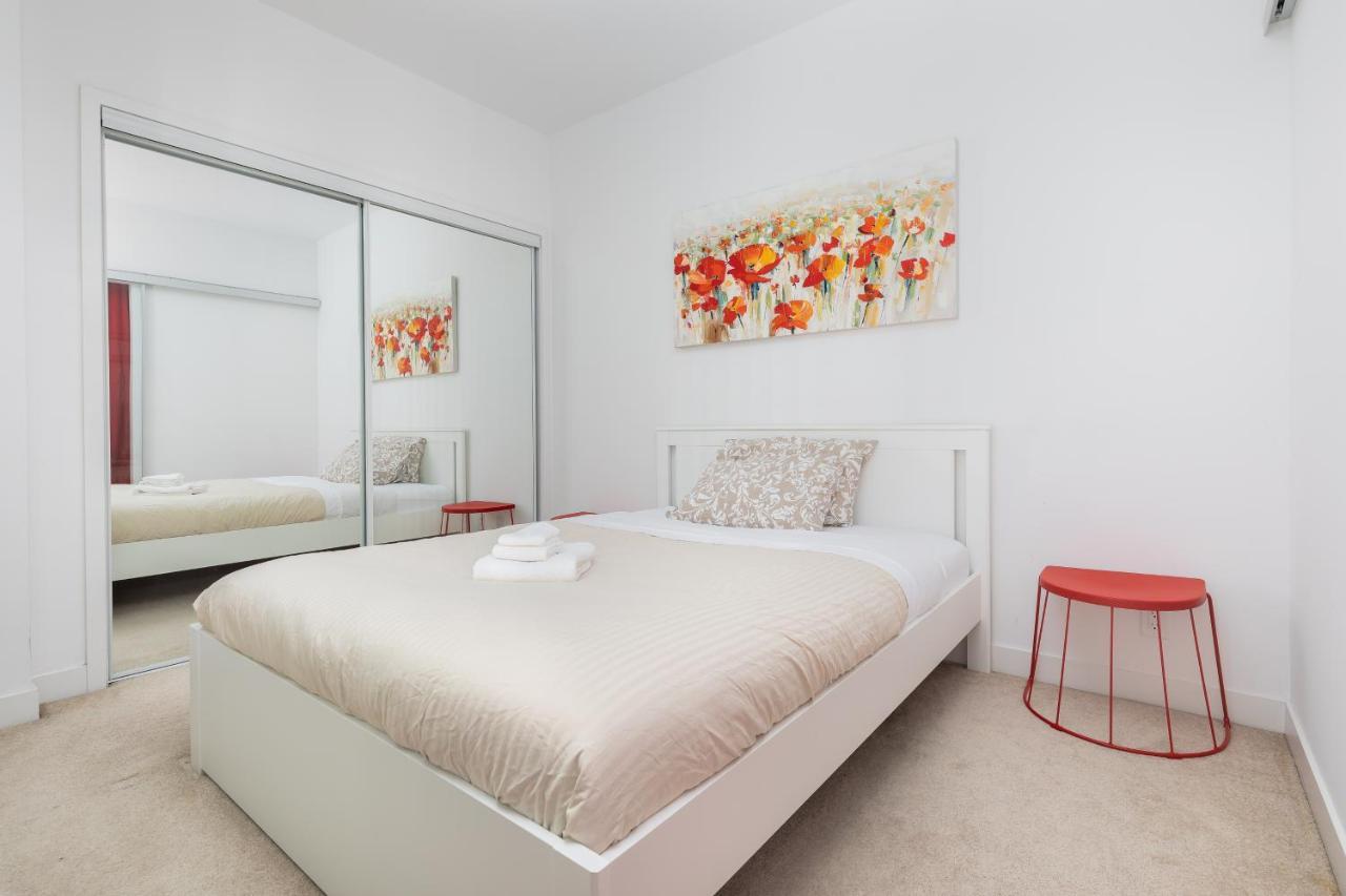 Across From The Cn Tower, Metro Toronto Convention Centre And Rogers Centre In Downtown Toronto Core Apartman Kültér fotó