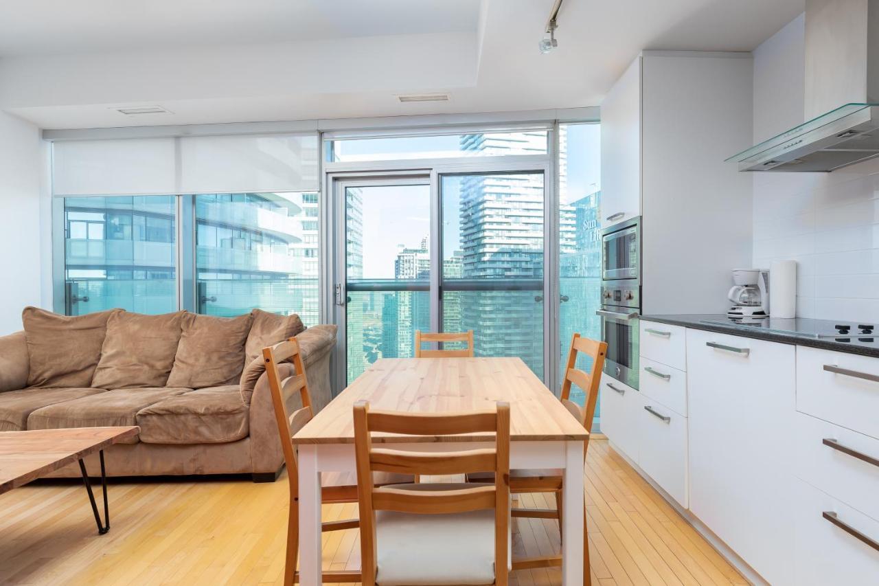 Across From The Cn Tower, Metro Toronto Convention Centre And Rogers Centre In Downtown Toronto Core Apartman Kültér fotó
