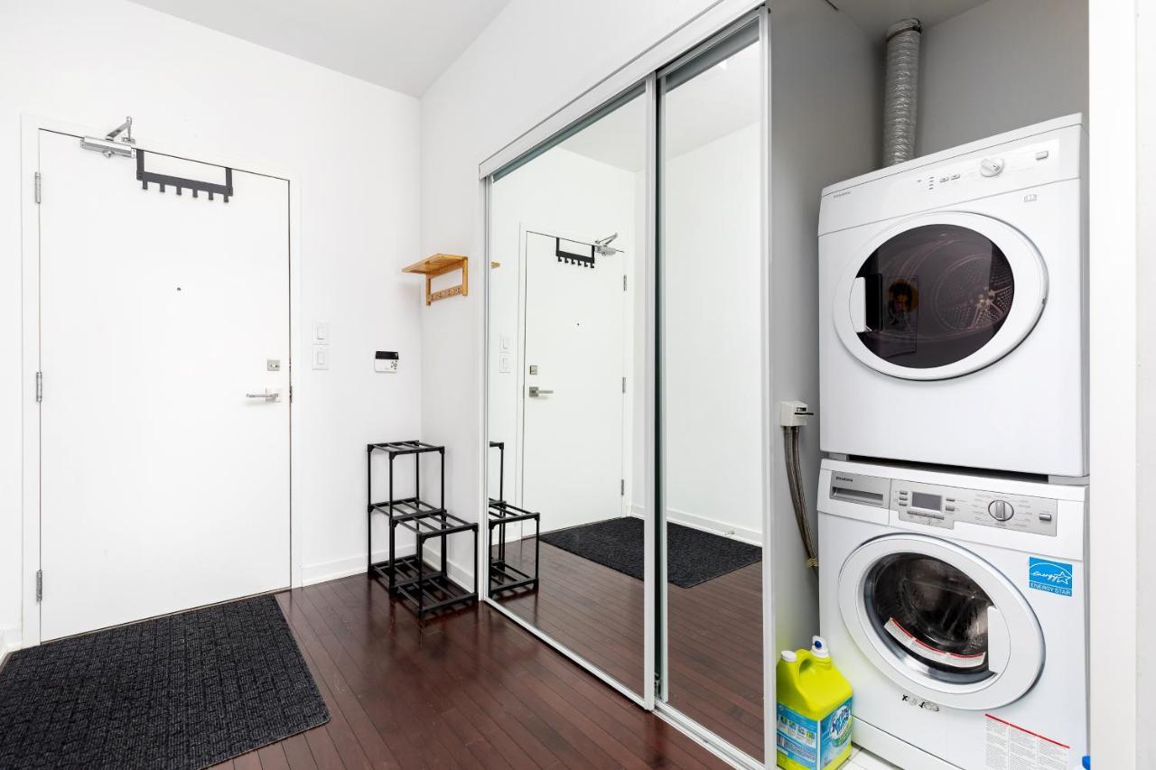 Across From The Cn Tower, Metro Toronto Convention Centre And Rogers Centre In Downtown Toronto Core Apartman Kültér fotó