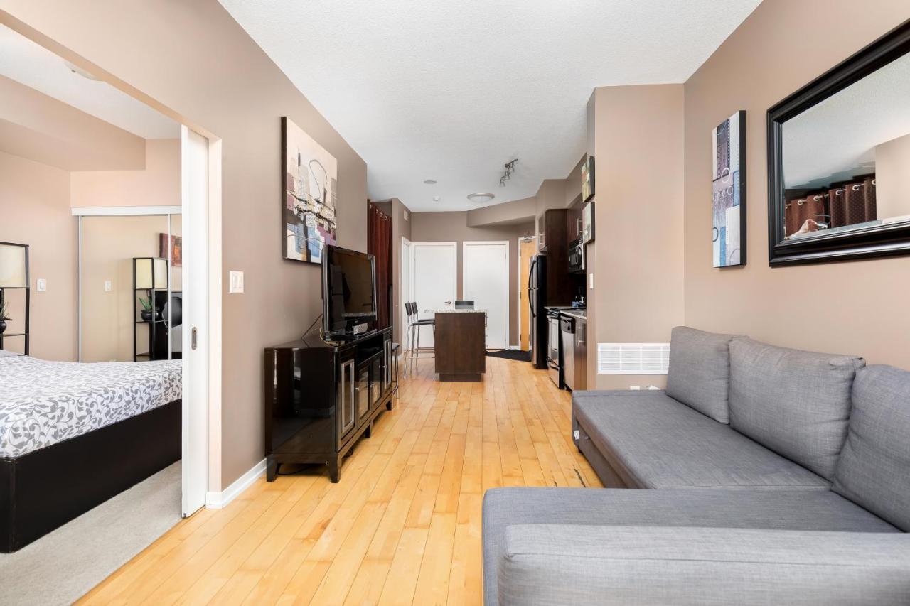 Across From The Cn Tower, Metro Toronto Convention Centre And Rogers Centre In Downtown Toronto Core Apartman Kültér fotó
