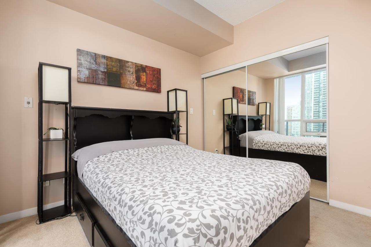 Across From The Cn Tower, Metro Toronto Convention Centre And Rogers Centre In Downtown Toronto Core Apartman Kültér fotó