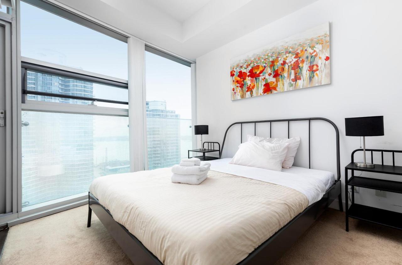 Across From The Cn Tower, Metro Toronto Convention Centre And Rogers Centre In Downtown Toronto Core Apartman Kültér fotó