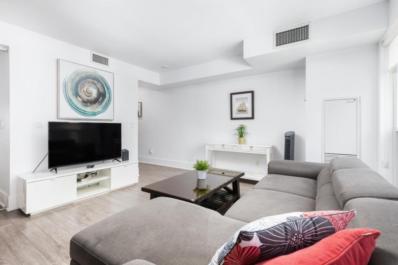 Across From The Cn Tower, Metro Toronto Convention Centre And Rogers Centre In Downtown Toronto Core Apartman Kültér fotó