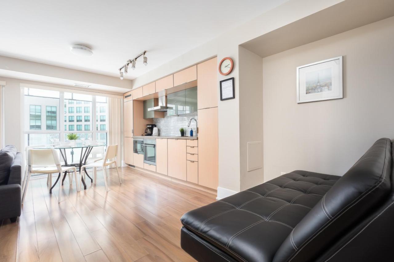 Across From The Cn Tower, Metro Toronto Convention Centre And Rogers Centre In Downtown Toronto Core Apartman Kültér fotó